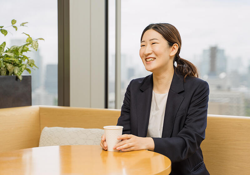 カフェで休憩する吉田の画像