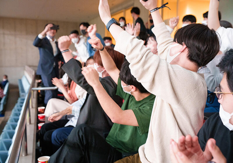 盛り上がる内定者たち